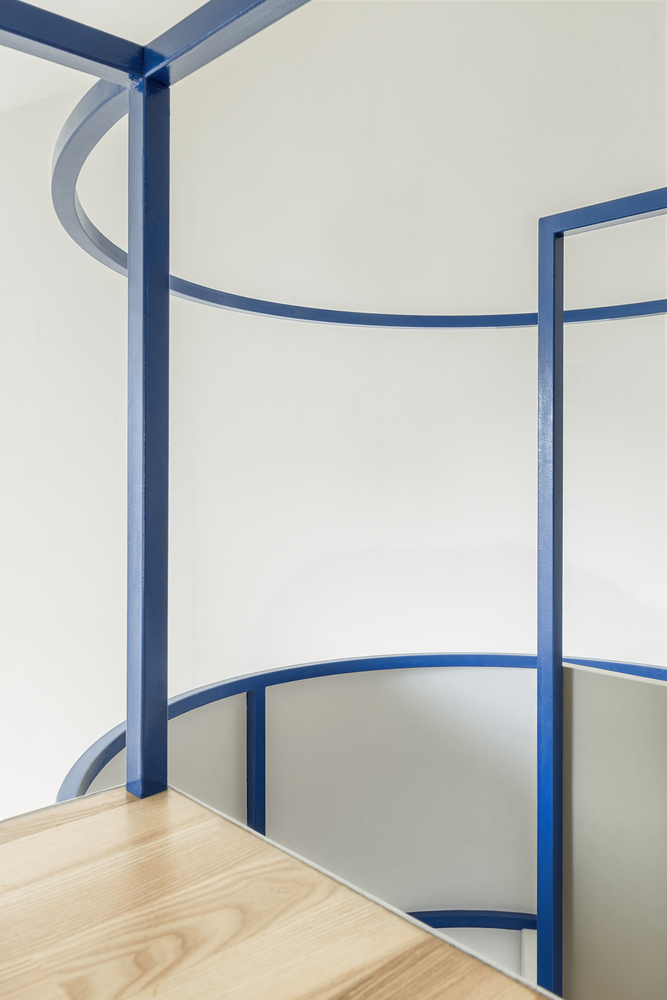 同样的材质可以被认为是另一种存在的表面,可以提供视觉完整性:卫生间中的橡木台面来源是楼层,同样地,推拉门也是用做家具的同种木头制造的。四面隔墙的边缘被不锈钢板所覆盖,从而强调了中心的柱子――平面中的核心要素