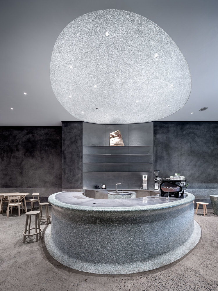 整个空间以不锈钢、水磨石和水洗石为主要材料