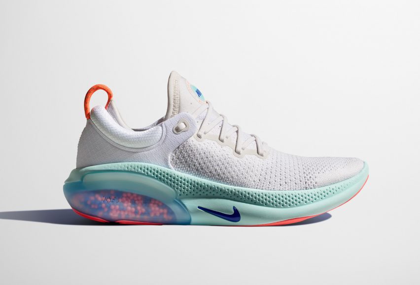 结合了沙子的适应性和草的柔软性这两个想法,创造出适合各级跑步者的鞋子。Joyride的鞋面采用氯丁橡胶(合成橡胶)和Nike Flyknit制成,具有透气,二次皮肤的感觉。