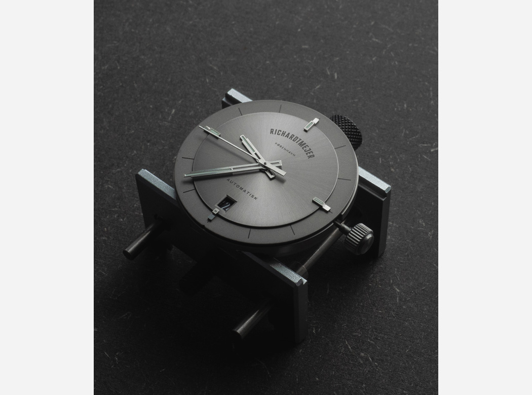 表面采用银色,梅花色,橄榄色,黑色和哑光灰色表面,使用颜色相互作用,看起来更大胆,而发光标记则确保时间在白天和夜晚都可见。这款腕表的6点钟位置配有日期窗口,保持平衡感和对称感,而线性标记和平滑的滑动秒针则带来极简主义魅力。