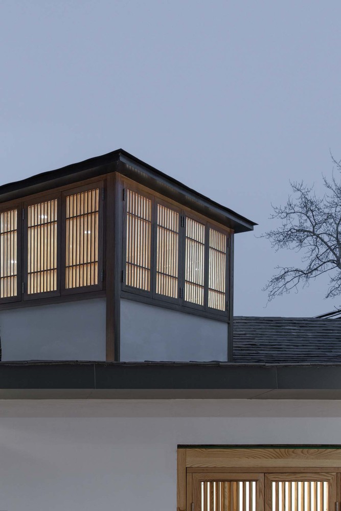 绘画是一种最直接的形式,赋予功能,由物及物的表达完成了基本的建造。而画面里,拟形词汇“浪”和“亭”是气韵生动的核心所在。建筑是一种物质空间实现的行为,意向,结构,材料,节点环环相扣。从画面到建筑,即是从物象到物质的转化过程。