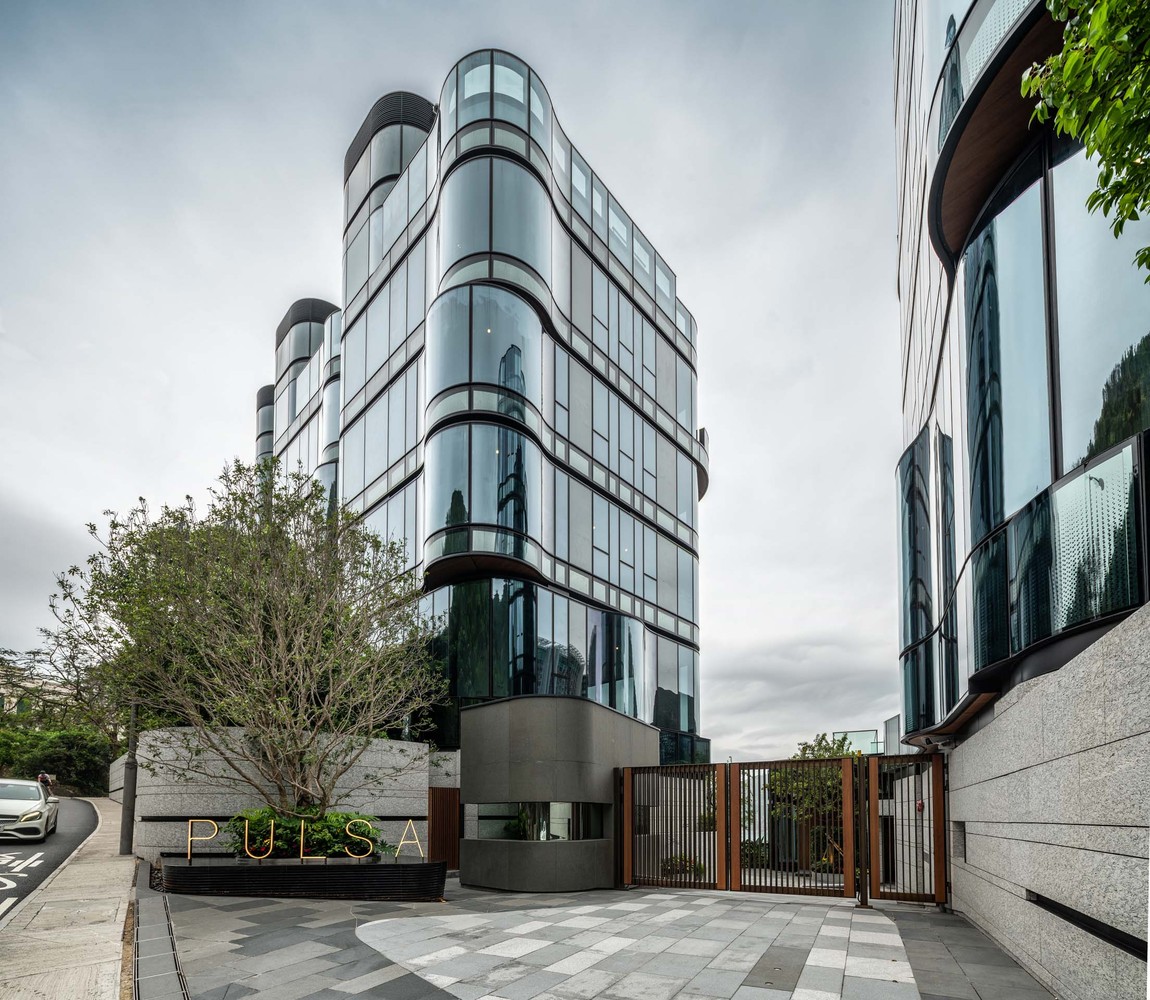 在这里建造豪宅并不难,但要在不破坏自然美景的同时,让住户和行人最大程度享受自然美景,是个极具挑战的事情。项目设计师柳景康(Cary Lau)给出的答案是:融入它、成为它、享受它。“当建筑融入自然,成为自然的一部分,破坏也就无从谈起了。”设计师柳景康从建筑的外形和分布两方面考量,让PULSA与自然融为一体。