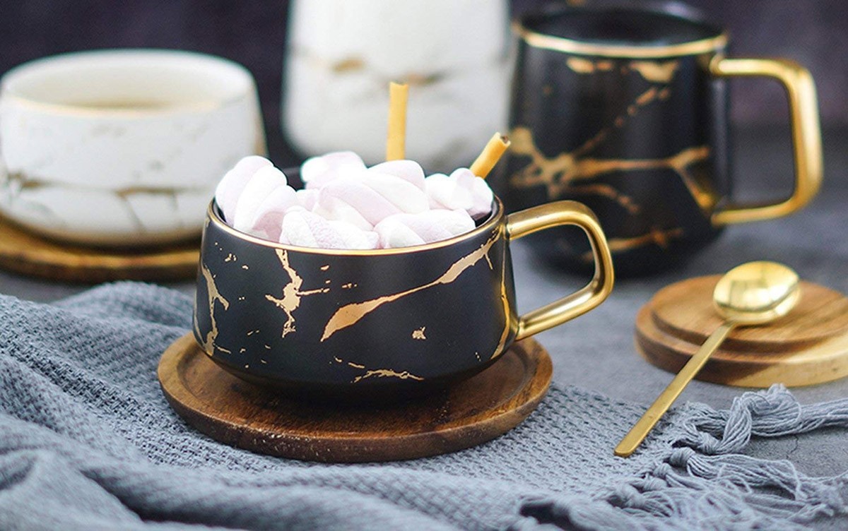 美丽的金色大理石图案杯封面大图