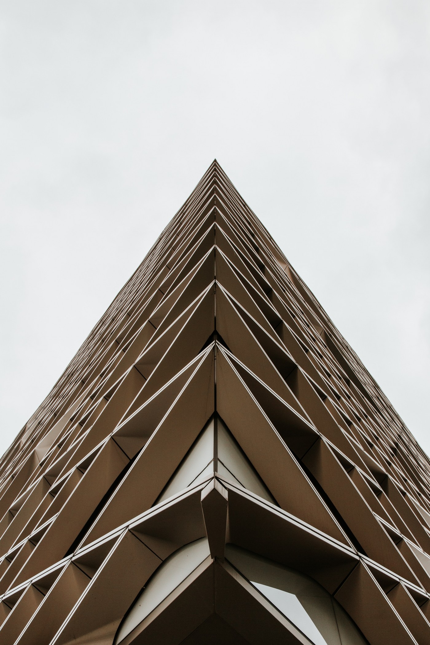 仰拍的尖角楼图片