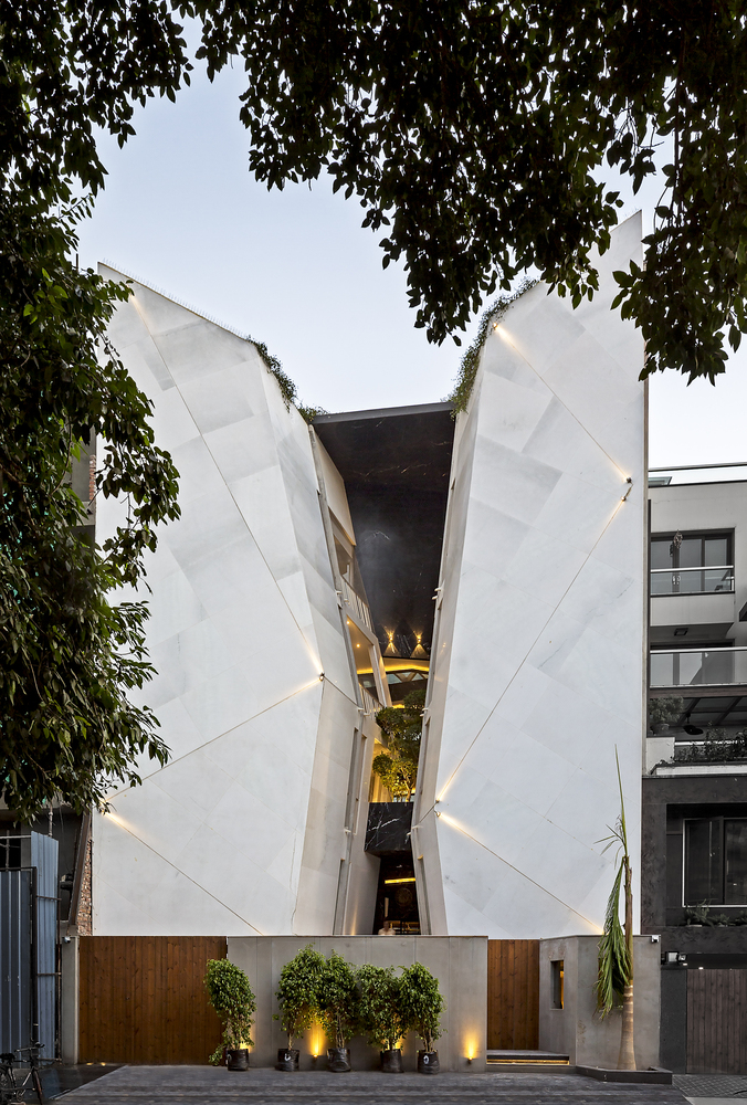 多面的独立石材立面解决了房屋前方的隐私性缺失这一问题,服务区域也采用类似的方案,套房和衣柜被安排在后方,从而缓解南向的热能积聚