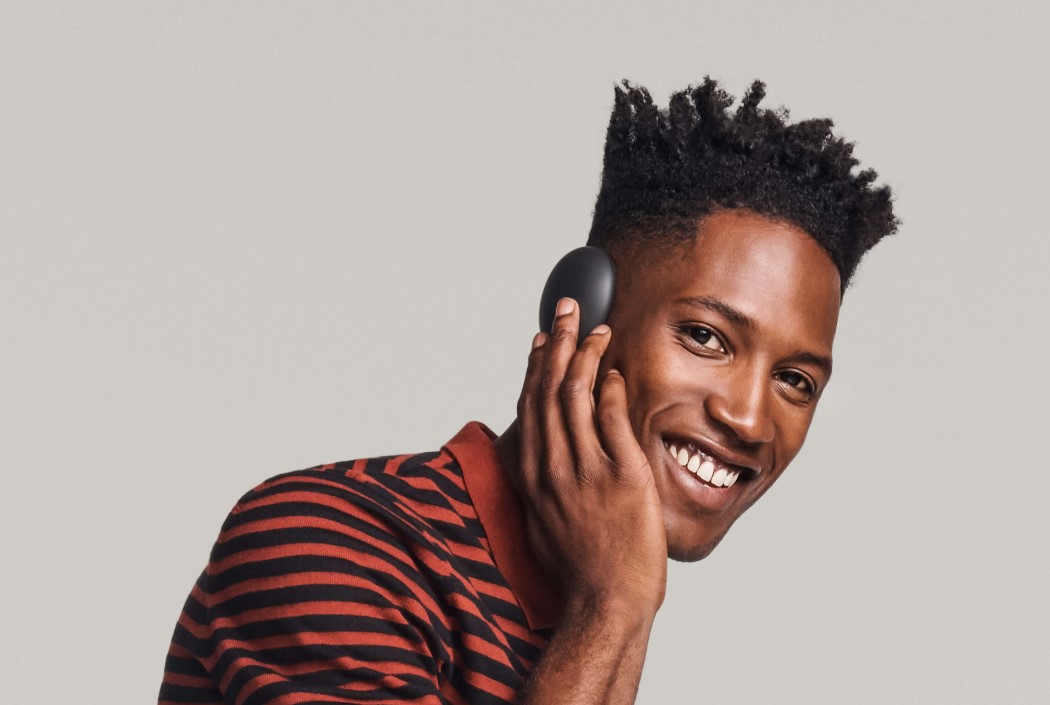 世界上第一款真正的无线耳罩式耳机看起来比2016年的Airpods更加怪异---酷图编号1284361