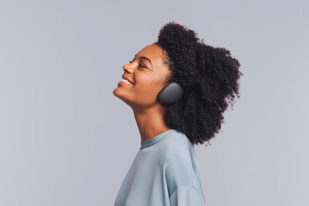 世界上第一款真正的无线耳罩式耳机看起来比2016年的Airpods更加怪异---酷图编号1284363