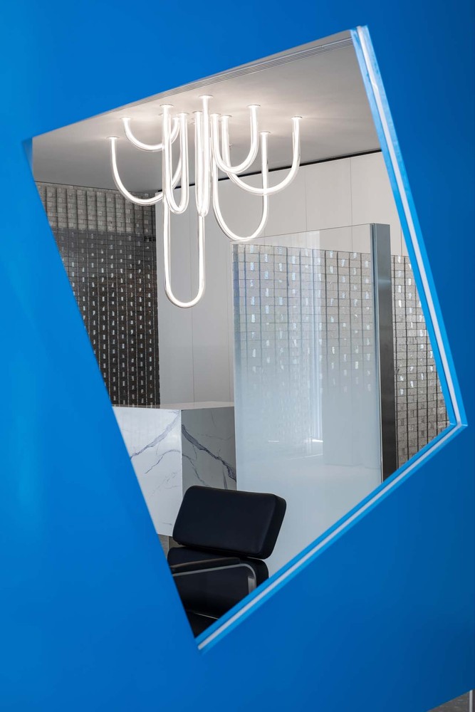 空间的交错纵横,以“幻影”抽离现实,以“视觉”表达感知,于“静”的态势中,衍生出 “动”的强烈对比,如一场烟花般绚烂的空间魔术,让人着迷于其中,心甘情愿被牵引着赴一场艺术的催眠。