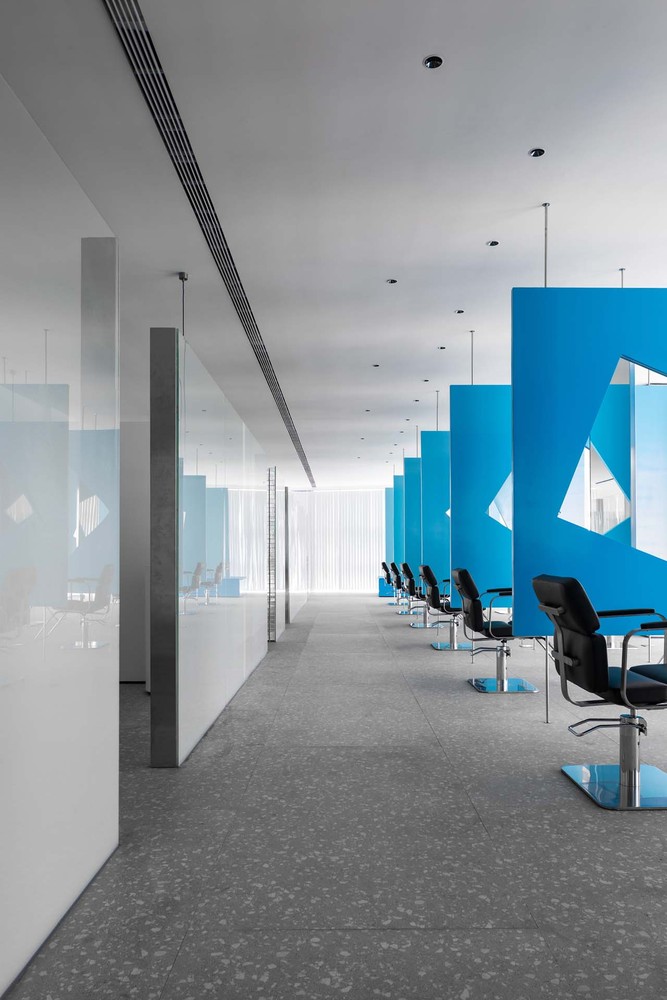 创意是无限的脑洞,设计是有节制的游戏。天马行空和理性的碰撞,衍生出来的不对称和不附和,恰恰就像是一场曼妙的化学反应,促成了差异化空间的呈现,一眼一景,一步一风格。