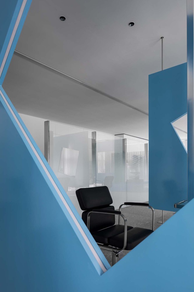 形式的差异表达,往往达成了视觉聚合的最终表达效果。于空间之中,再生空间,每一个都是独立个体,每一个又相互关联。是捕捉光的利器,是艺术性的新探索。