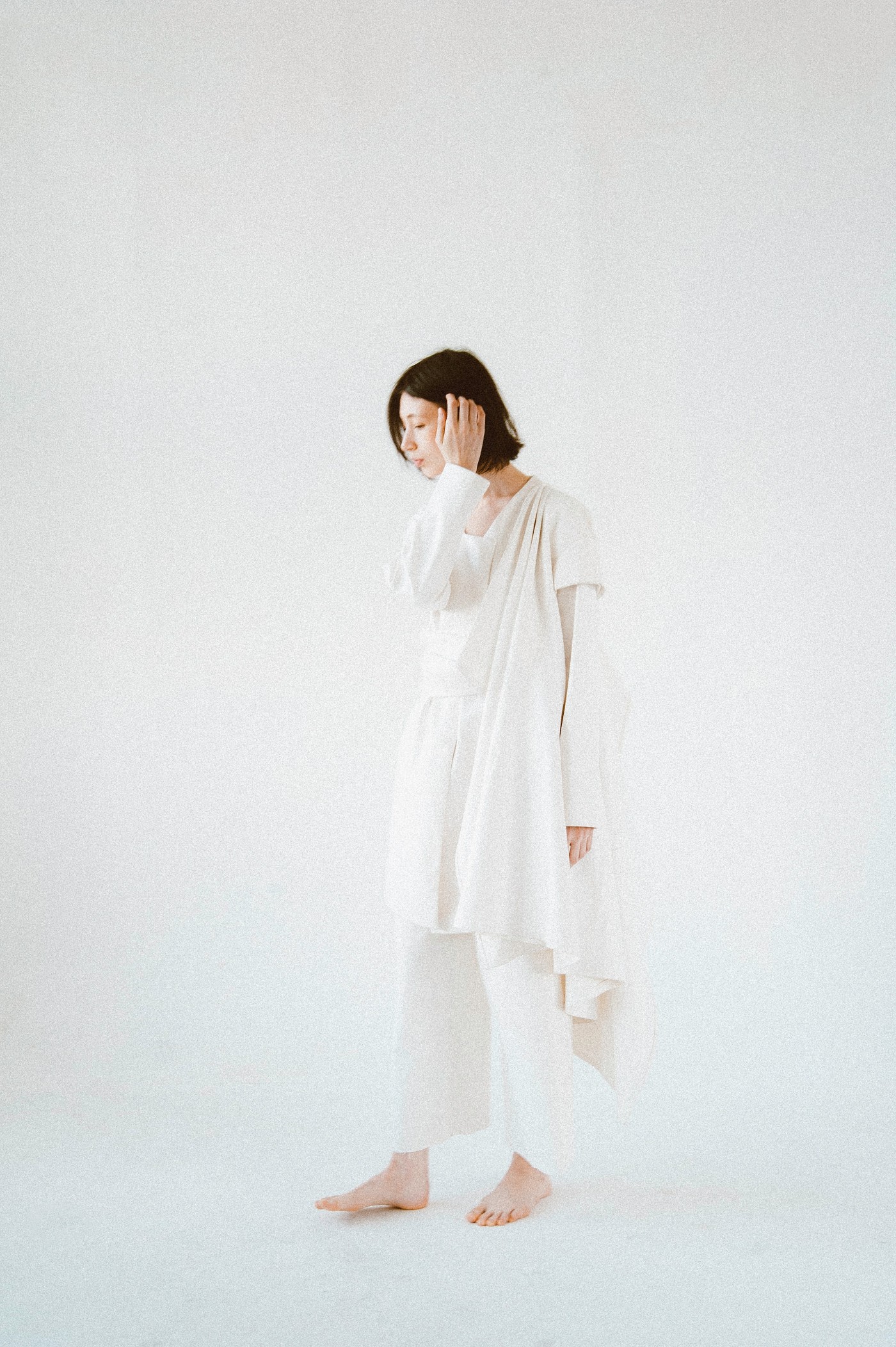 打赤脚穿白衣服的女子图片