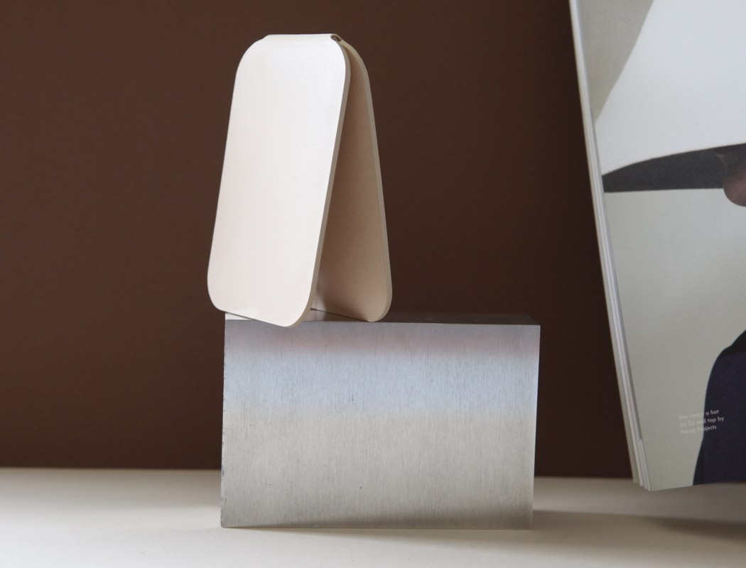 运用不可见的针脚,采用厚度均匀的多层结构,钱包边缘经过精确喷涂,打造出极致无缝的外观。钱包看起来像一块漂亮的皮革,仅此而已