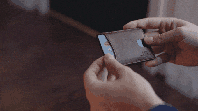 新款SERMAN BRANDS 1.0钱包采用多种颜色鞣制,设计既传统又时尚,功能齐全,极简主义