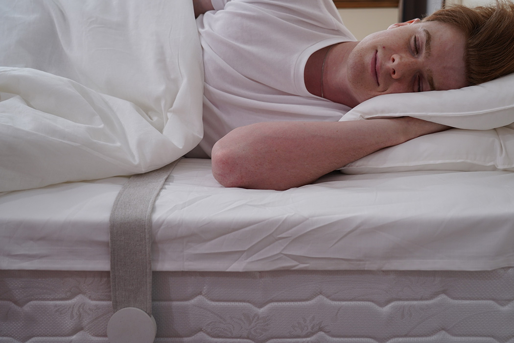 它会对所有这些数据进行处理,并通过智能手机应用程序上易于理解的界面显示给您,让您彻底了解您的夜晚睡眠,这样您就不会在白天扼杀哈欠,因为您正面临着睡眠不足。