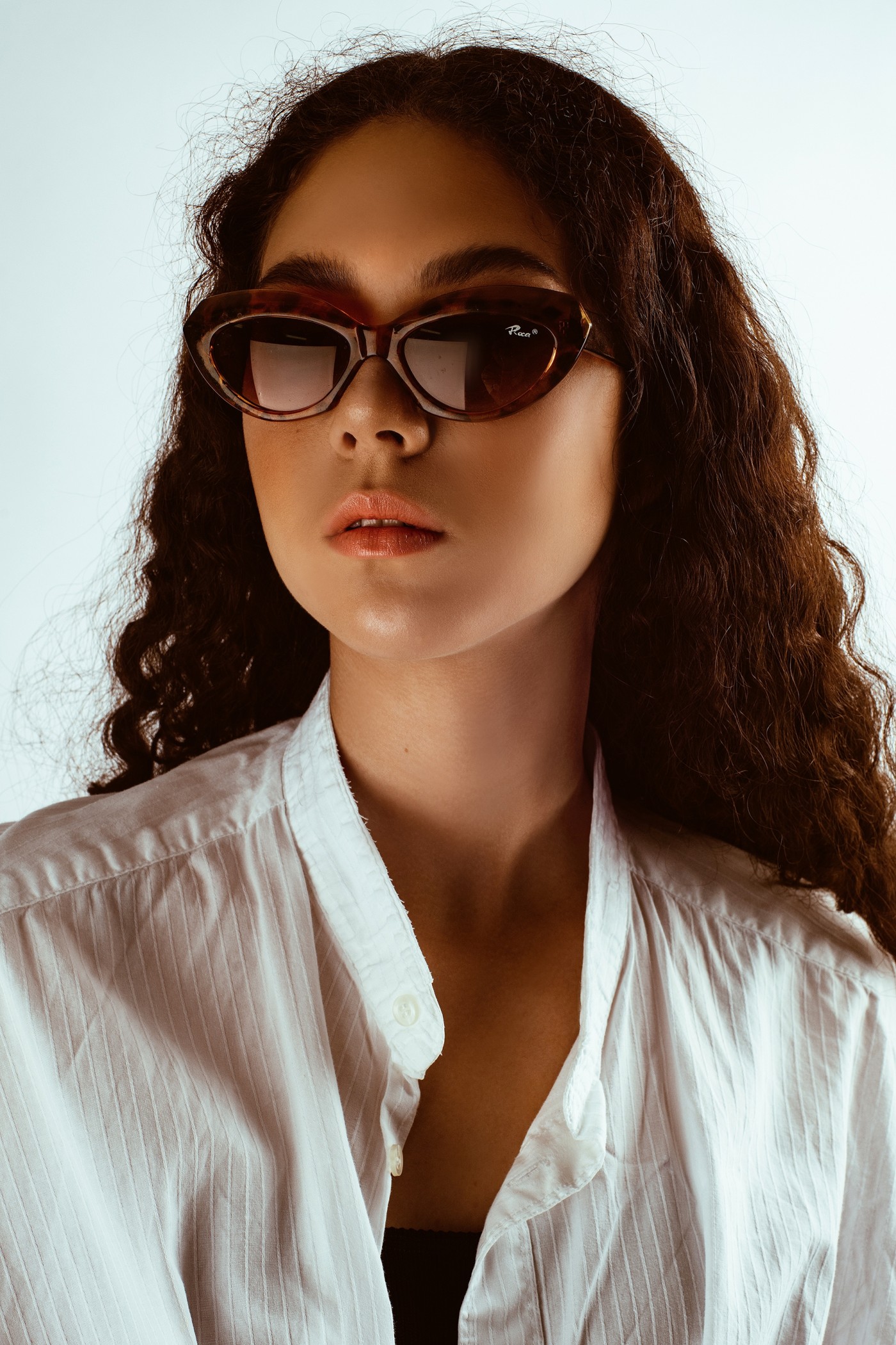 戴眼镜的红色卷发美女-欧莱凯设计网