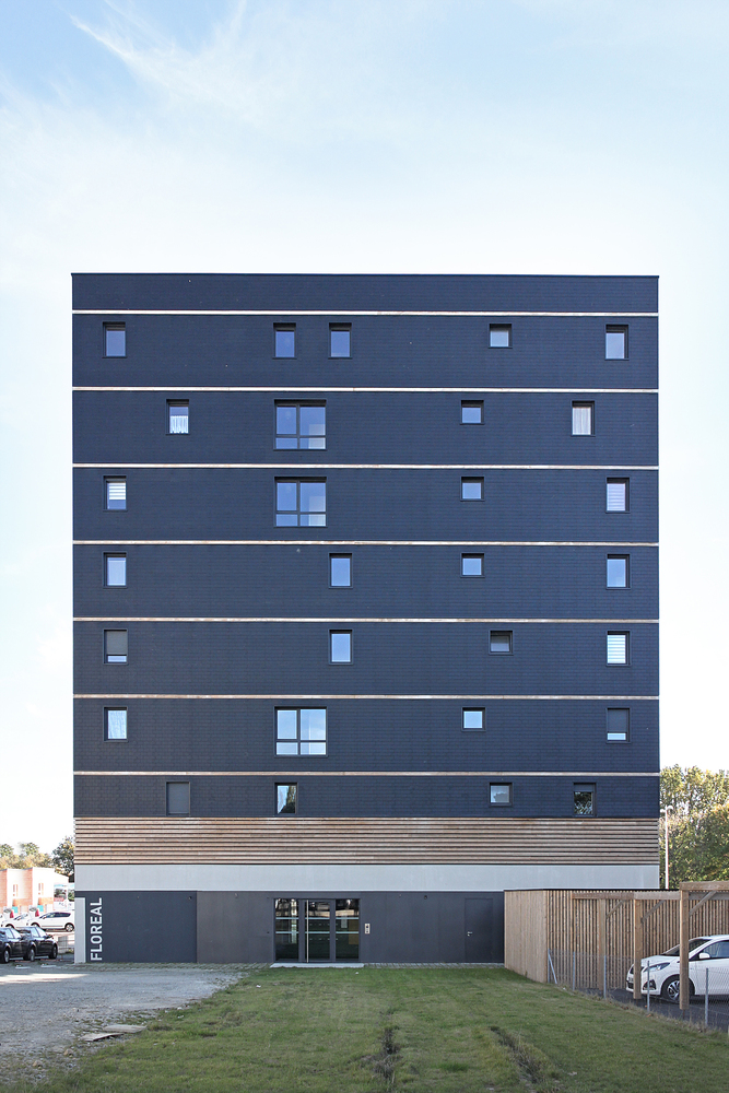 建筑周围三面环绕的木质栏杆在前两个设计之间打开了对话。首先,建筑外围设置了覆盖住玻璃条带的宽模板。其次,在建筑上层,组成南向阳台的木板在三个立面上延续,并通过提亮建筑整体来标记楼层。面板将做成木炭灰色,木材将保持自然形态(云杉)