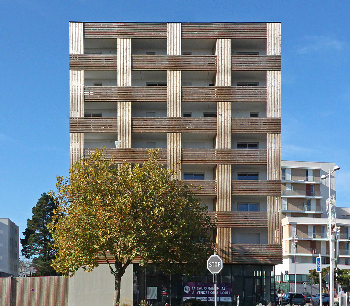 Broodcoorens 侧立面的架空工作实现了遮阳和隐私这两个小目标。项目草案实施了三个互补的设计。 首先,主楼底层由粗糙混凝土墙和玻璃幕墙组成。第二个设计由木制品