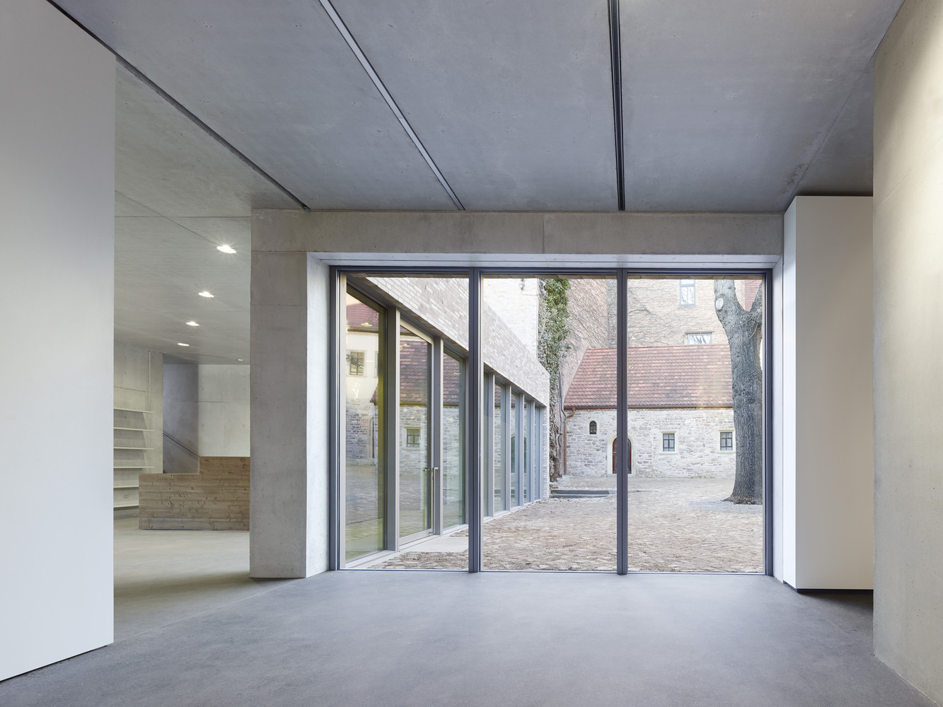 据历史记载,原建筑曾有两次重要的基础修复,分别由 Friedrich August Ritter 在1868年,以及 Friedrich Wanderer 在1894年完成。