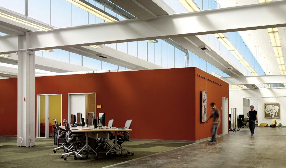 由于新总部需要容纳来自不同地区的员工,公司希望保持每个部门的独特性。设计灵感来源于Facebook用户和员工的拼凑性特点,将看似迥然不同的元素聚集在一起,形成一种凝聚型格局,并利用色彩和空间间距在开放空间内创建邻里关系。公司的管理人员坐在中心区域,可以到达所有员工的工作区。大型休息室和开放空间为团体聚会提供了场所。厨房和咖啡厅延续了Facebook的传统,即在任何时间都能为员工提供美食,而遍布整个总部的微型厨房则为员工提供饮料和零食。