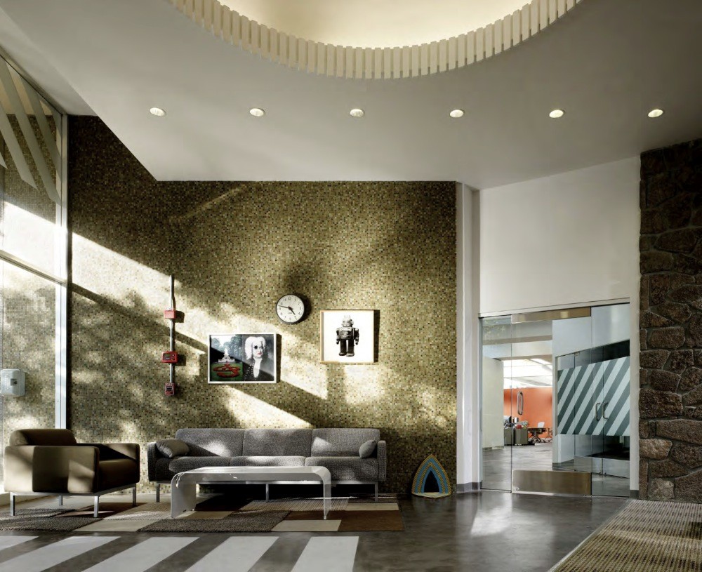 Facebook的员工最近搬到了一个新的总部,这个总部有助于互动和交流,体现了Facebook作为社交网站提供商的使命。该项目的前身是高科技制造企业安捷伦科技的实验室,位于Palo Alto的斯坦福研究园区,占地15万平方英尺,聚集了来自Palo Alto市中心及周边10个地区的700多名员工。