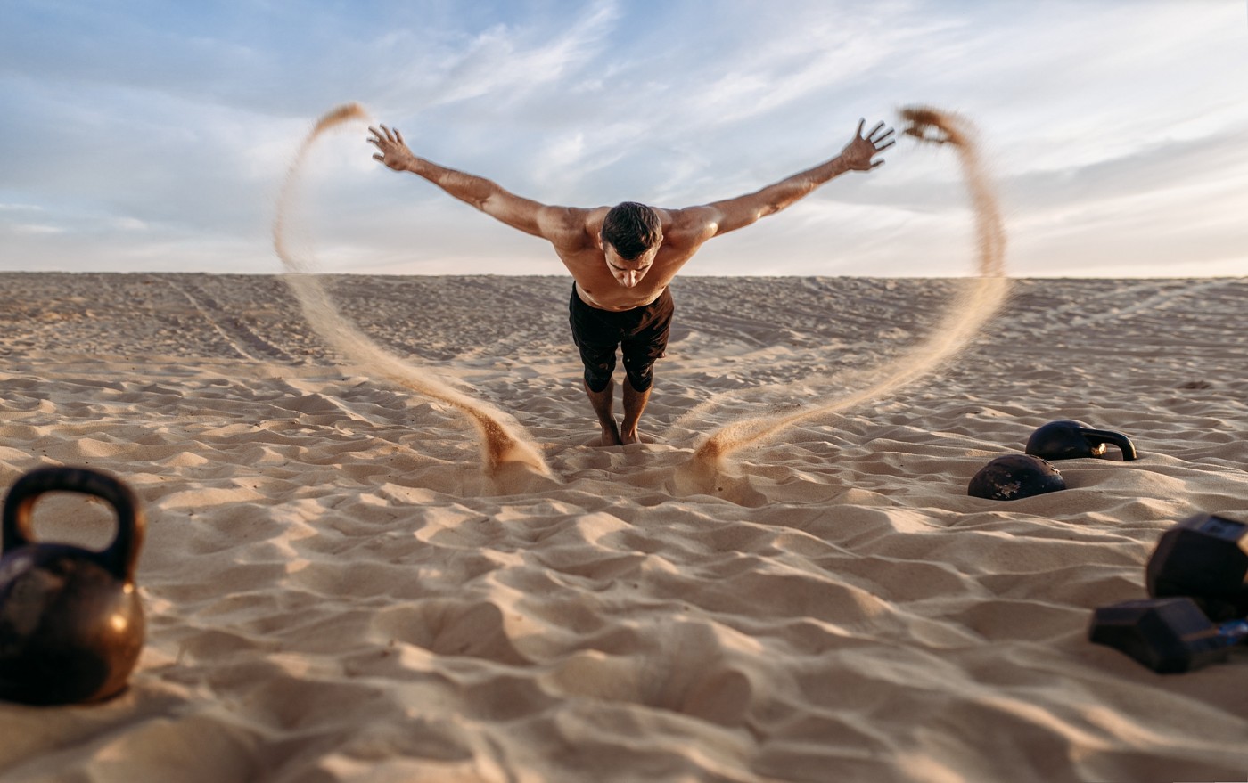 沙漠中锻炼的男子图片