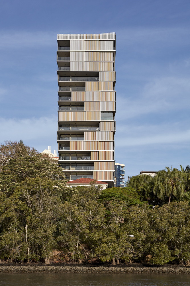 走廊与主街立面上的外部空间相连,同时,高大的树木和灌木长到了两层高,创造出与传统住宅中的完善的花园相似的感觉。掩蔽物是雕刻出来的,并且面对的角度稍有不同,使得整个设计更为复杂、每个住宅更加独特,同时增强了小房子的感觉。Walan是bureau^proberts 与开发商GBW集团调查局的Cam Ginardi之间的第二次合作。他们的首次合作位于布里斯班,在袋鼠角标志性的故事桥下,名为SILT apartments,并取得了国际成功。