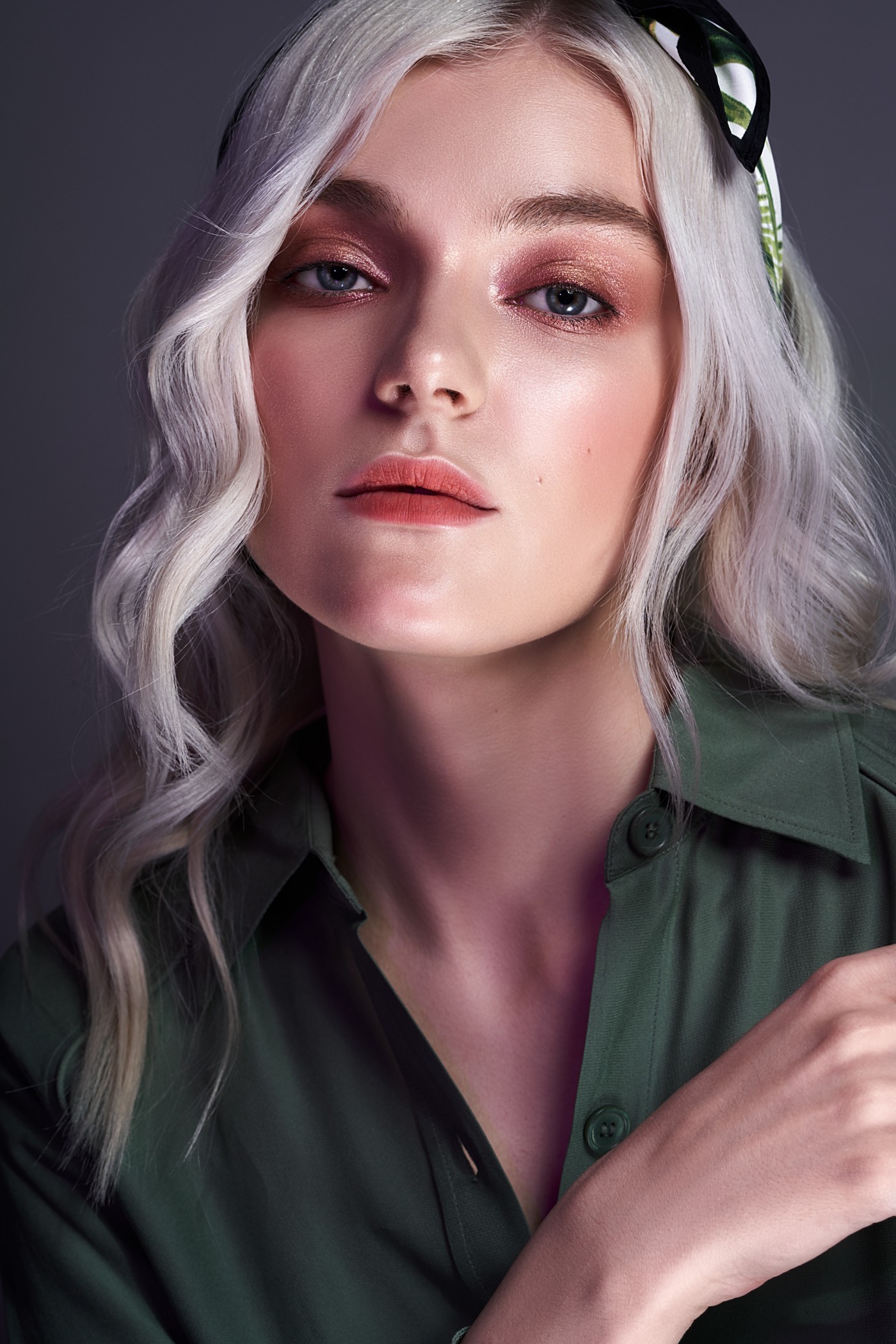 Blooming Blue-长金发女子图片