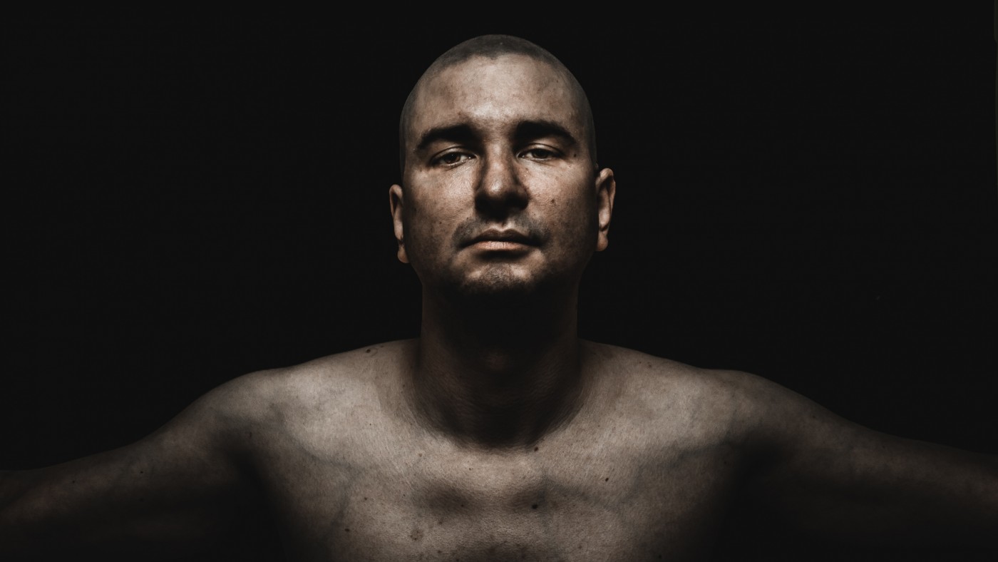 上身青筋的男子图片