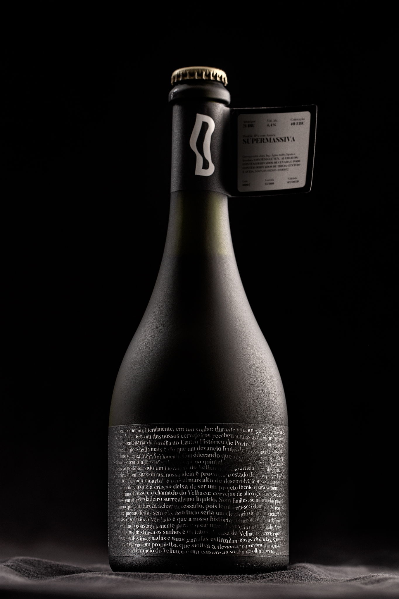 营造出神秘醒目外观的啤酒图片