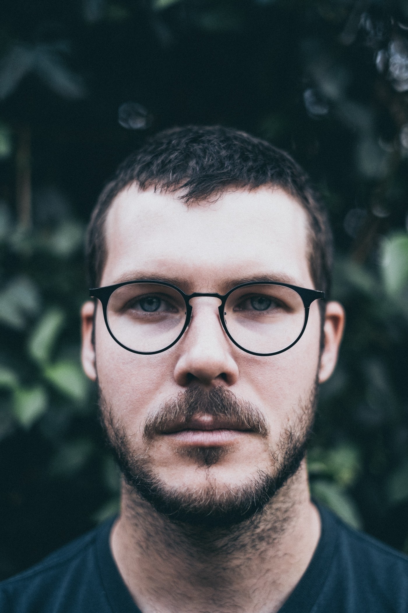 凶猛的眼镜胡子男图片