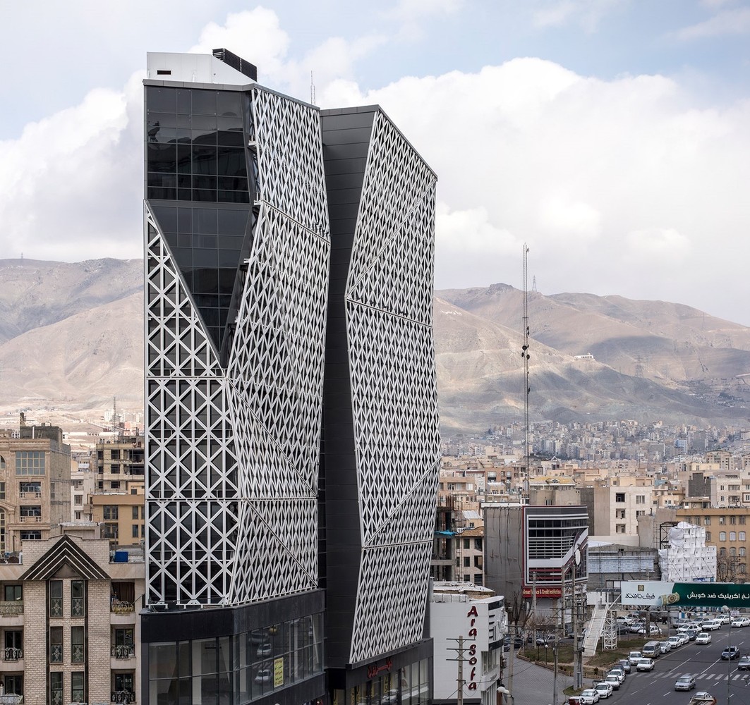 在商业部分,建筑内外的唯一边界是陈列橱窗的玻璃幕墙,它们提升了整个空间的品质。这栋大楼的主入口有明显的退台处理,与商业陈列橱窗完全不同。最后,一系列相互关联的细节、迭代元素和装饰图案贯穿在整个项目中,以强调建筑的独特性,包括在地面、照明设备、入口大堂、楼梯、屋顶花园以及城市走廊地面中的装饰图案。