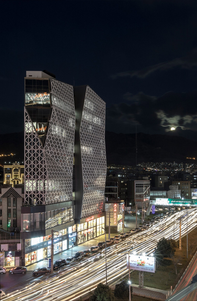 外壳的动态性对内饰的质量也有着深远的影响。通过这种方式,在内部,人们可以遇到各种各样临时的照明工具,每个都有自己的几何特征。换句话说,这些墙也是室内设计的主要元素。因此,其他室内元素,如天花板、照明和地面设计,都需要配合这一想法。在平面设计中,设计者的主要焦点是最大限度地利用天然光,并且将走廊安置在背光的一侧。