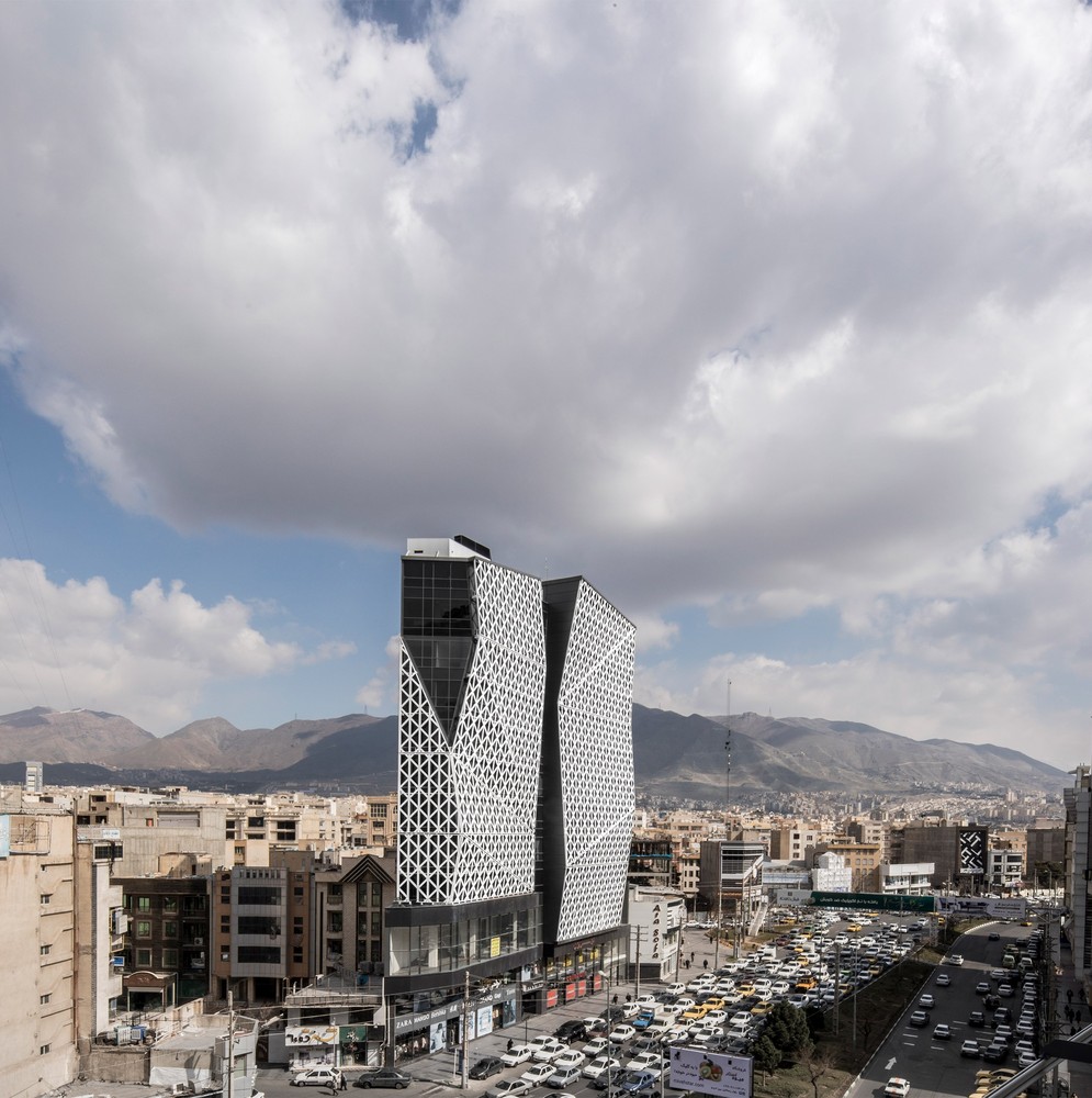 这种分割带来了更好的体积比例、动态性和形式感。在第二步中,本项目的两个商务办公楼在保持整体统一的同时,其用途也表现在体量中。因此,商业橱窗陈列与高层的办公用途完全不同。为实现这一目标,这里采用了有关街道上方悬空区域的城市规则和规范。这种用途的分离也通过强调透明-半透明和黑暗-明亮的对比来实现。