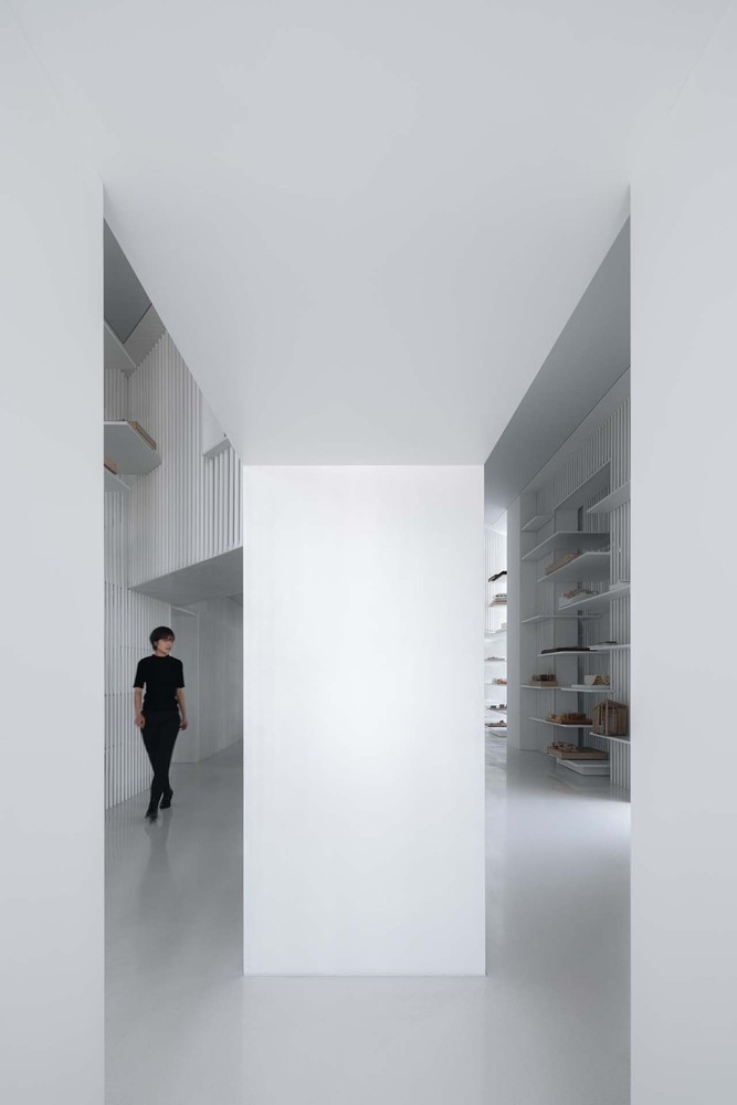 原始平面上有3个阳台,我可以置之不理。但我觉得任何伟大的城市和文明一定会拓展它的边疆去探索未知。我把这三个阳台看成Last Redoubt的三个航空港上的飞船。他们分别是The Eclipse(星球大战)代表着征服的野心,The Covenant(星际迷航)代表了好奇和探索,就在Pod bay边上的金色The Serenity(萤火虫)则代表了勇气和运气。它们证明了我的Last Redoubt和小说里等待死亡的Last Redoubt不一样,人类终究毫无畏惧地走出堡垒去开拓更广阔的天地。