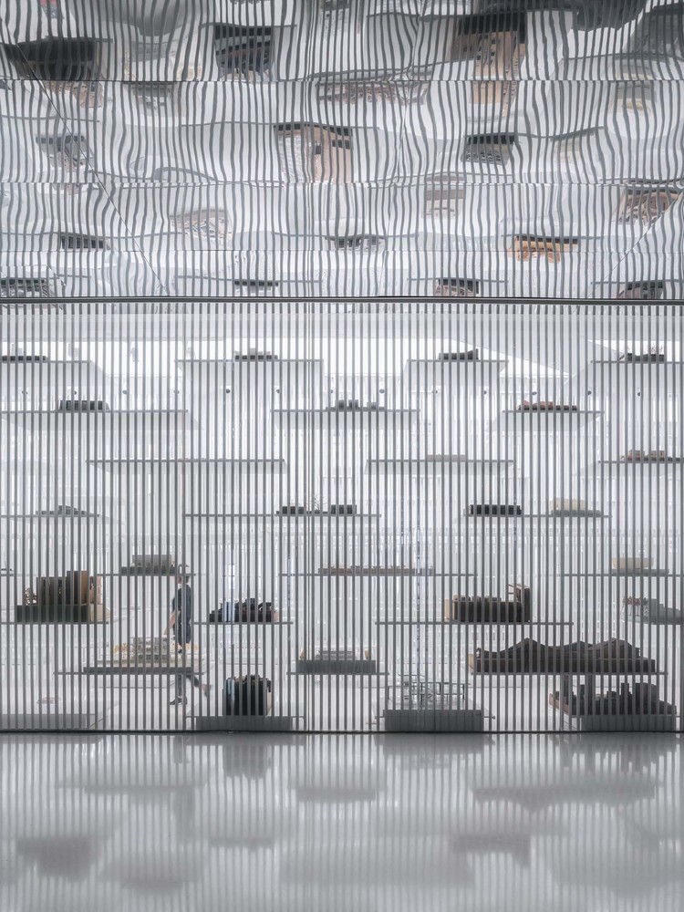 Last Redoubt同时具有人和模型的两种尺度。在模型的尺度上,Last Redoubt有十几层高,所有的模型承板都是悬挑焊接在圆杆上的。不同的模型坐落在不同高度上的承板上,它们同时塑造Last Redoubt的形态。在人的尺度上,博物馆有个穿越各个展区的夹层。夹层是用悬吊的方式建造,吊杆一样是直径32mm的白色圆形钢管。我把夹层隐藏在钢管形成的界面中是为了避免在视觉上让两种尺度发生冲突。参观者可以隐秘地穿行在模型之间来观察模型。是作为博物馆重要的体验流线,同时它也是作为模型的Last Redoubt立体交通系统的一个部分。