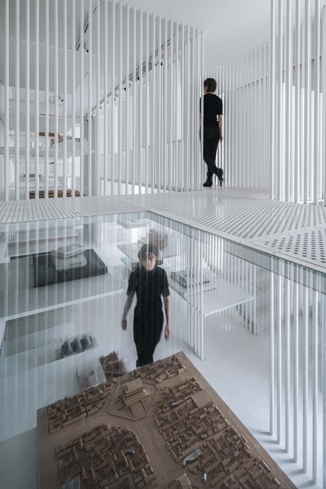 我们总共用了5653根钢管建造了Last Redoubt这个垂直城市。我把结构柱和装饰柱在尺寸和视觉上设计成一样来刻意削弱结构的存在表达。这些钢管连续形成序列后又成为垂直城市不同区域的分隔界面。