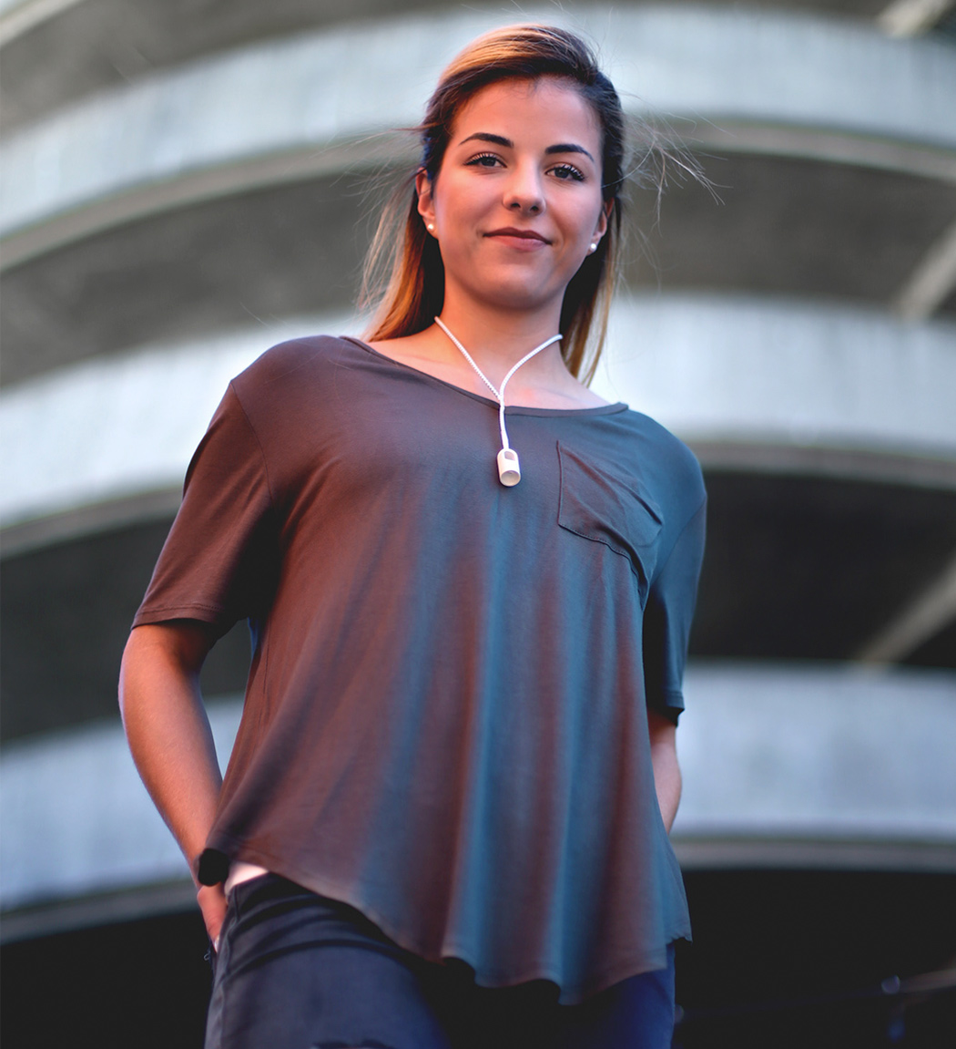 可以当作项链佩戴的空气净化器---酷图编号1294778