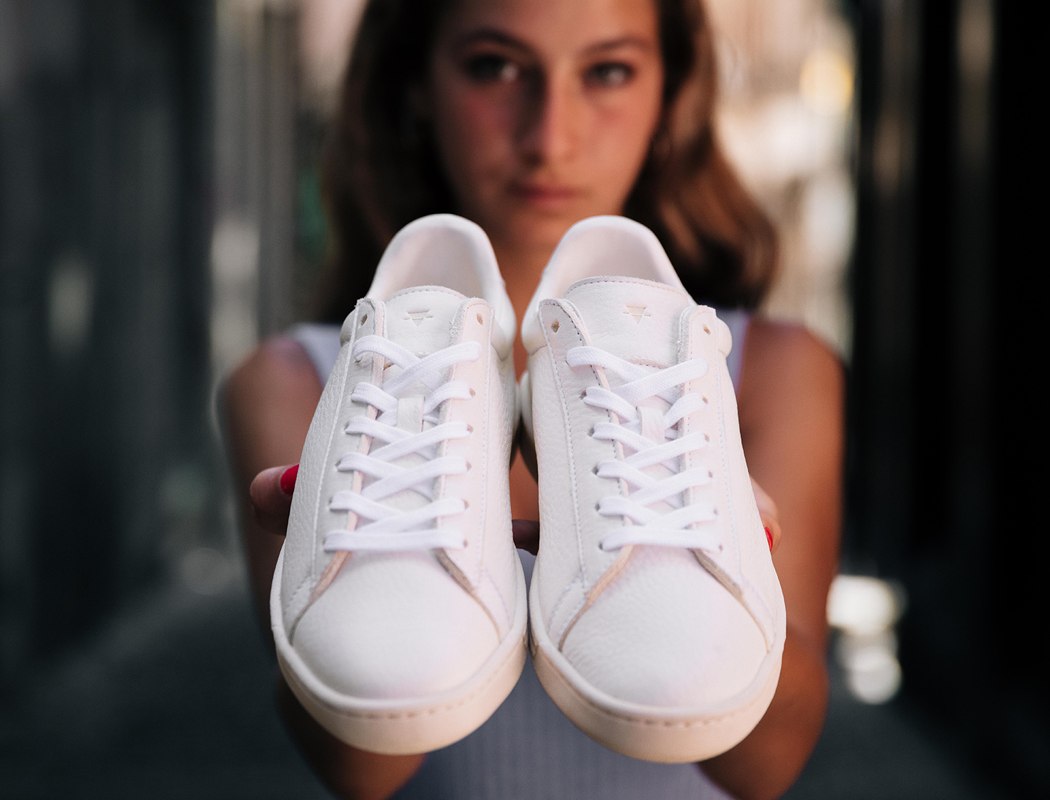 Lactae Hevea鞋底比塑料或合成橡胶鞋底更耐用,同时更具柔韧性,而鞋面织物和鞋带则呈现出经典的常绿轮廓