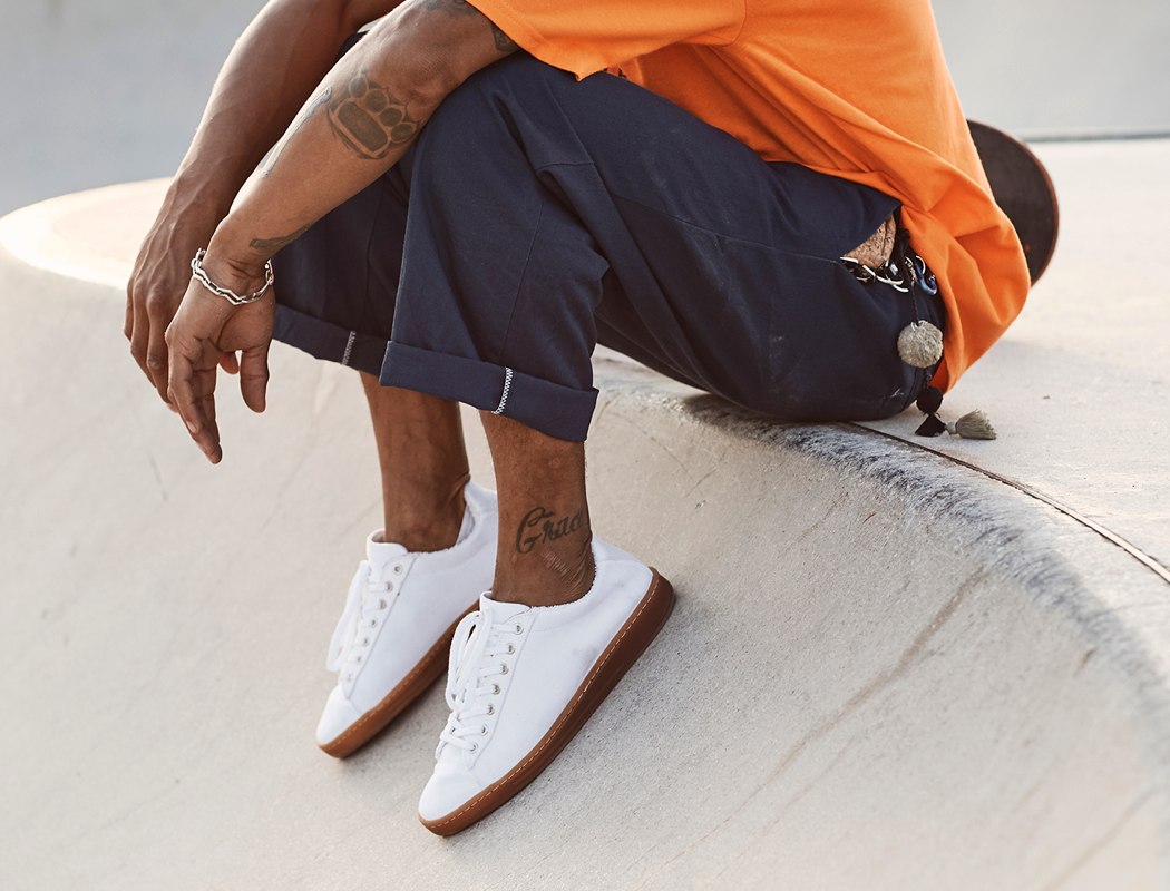 WAES的鞋子是在葡萄牙制造的,鞋子的所有元素都是天然的或自然衍生的,并且可以生物降解,包括鞋子的创新包装,该包装是由可重复使用的木质酒盒制成的