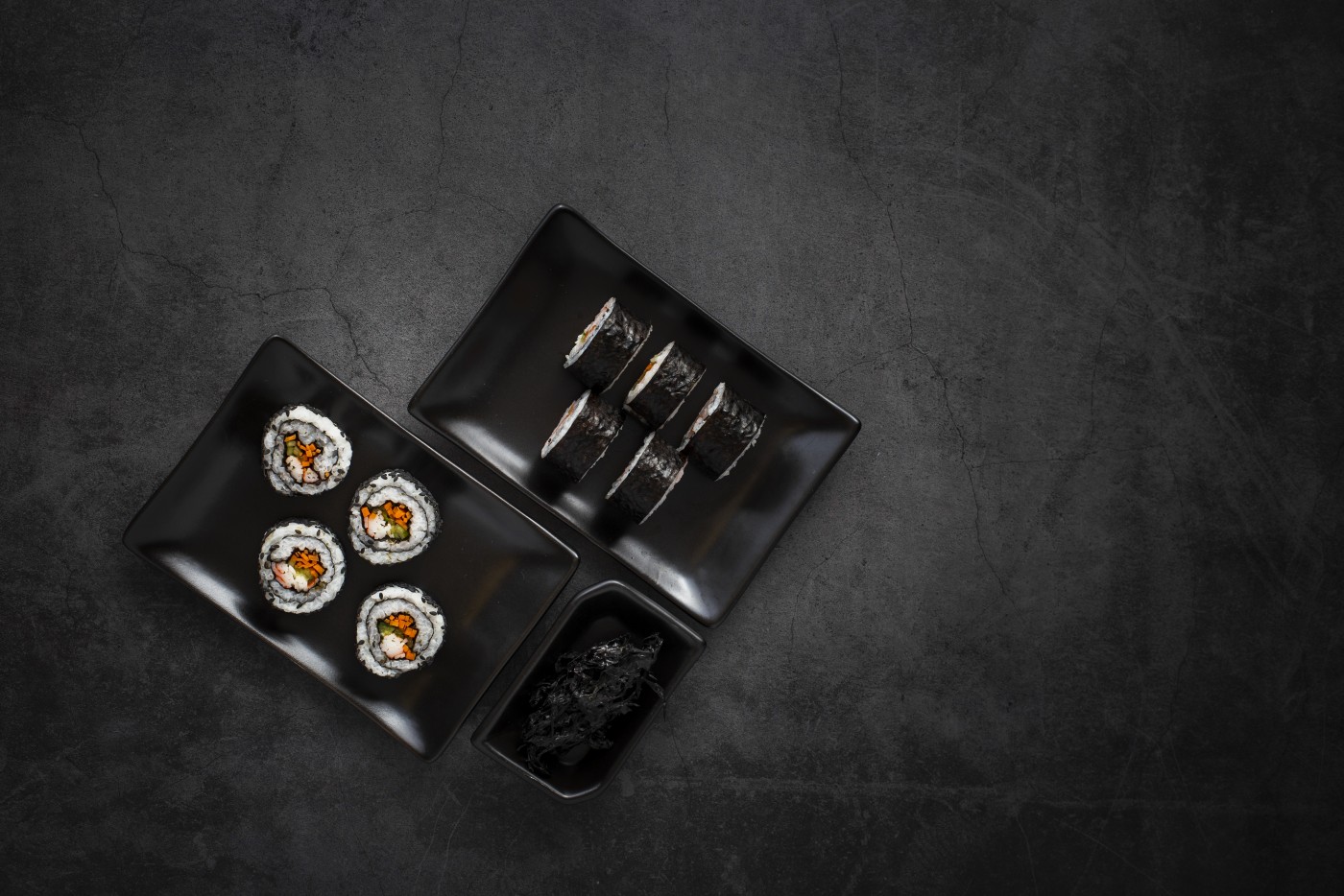 黑碗中的美味寿司料理图片