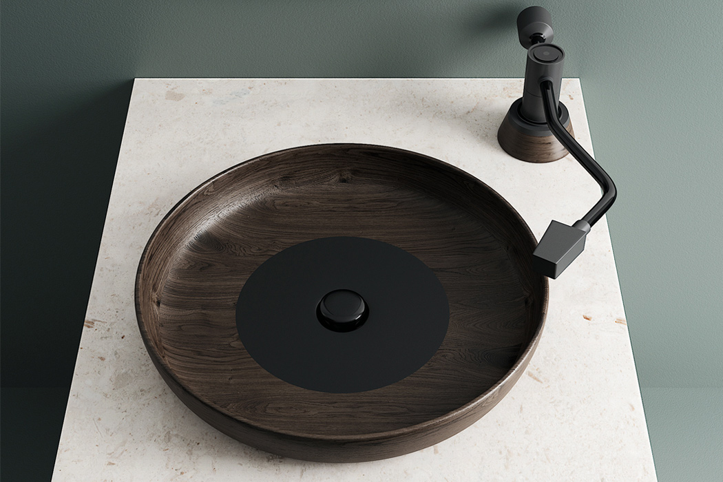 水龙头光滑,黑色哑光,底座是木制的,当你把水龙头移向水池时,它允许水从水池中流出,然而,一旦你把水龙头移回原来的位置,水的流动就会同时停止