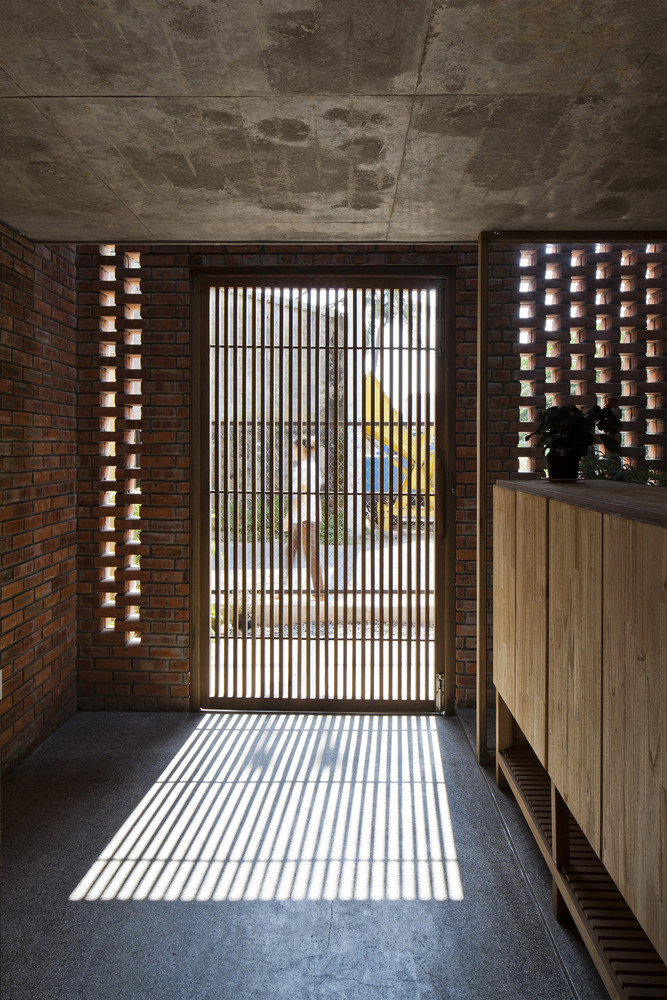 院子和花园都覆盖着粗糙的砾石和植物,重新布置的绿化部分保留了老房子里的植物,为业主保留了一些熟悉的元素。此外, Terminal House 充分利用通风、照明系统和自然空调机制,突出了热带工作的积极条件。