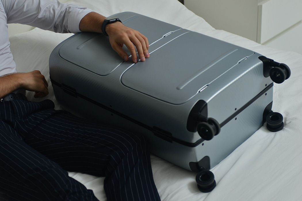 随身携带智能衣橱的SkyTrek行李箱---酷图编号1298157