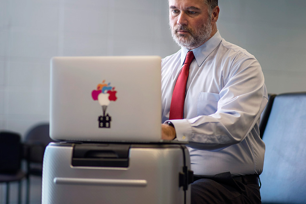 随身携带智能衣橱的SkyTrek行李箱---酷图编号1298160