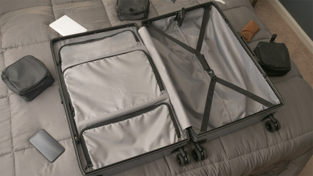 手提袋的外部带有额外的隔层,可用于存放手机,笔记本电脑,护照等快速存取的物品,让您像绝对的专业人士一样通过安全检查