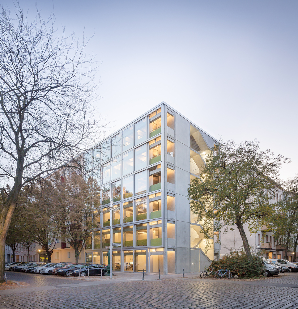 建筑立面的幕墙由大规格推拉门构成,方便室内在夏季面向外部环境开放,使得整个居住空间转变为凉廊。同时,立面的这道幕墙上在面向室内和室外的两个维度上,也最大程度采用了网格化预制混凝土构件。