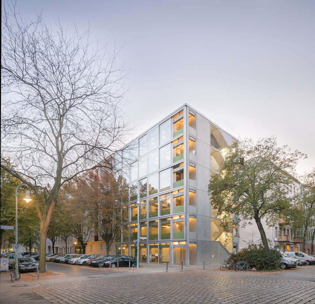 而预制混凝土构件及其大跨度TT式天花板则通过横跨建筑前后立面,并撤去室内结构墙体,从而满足了这种空间的多样性需求。