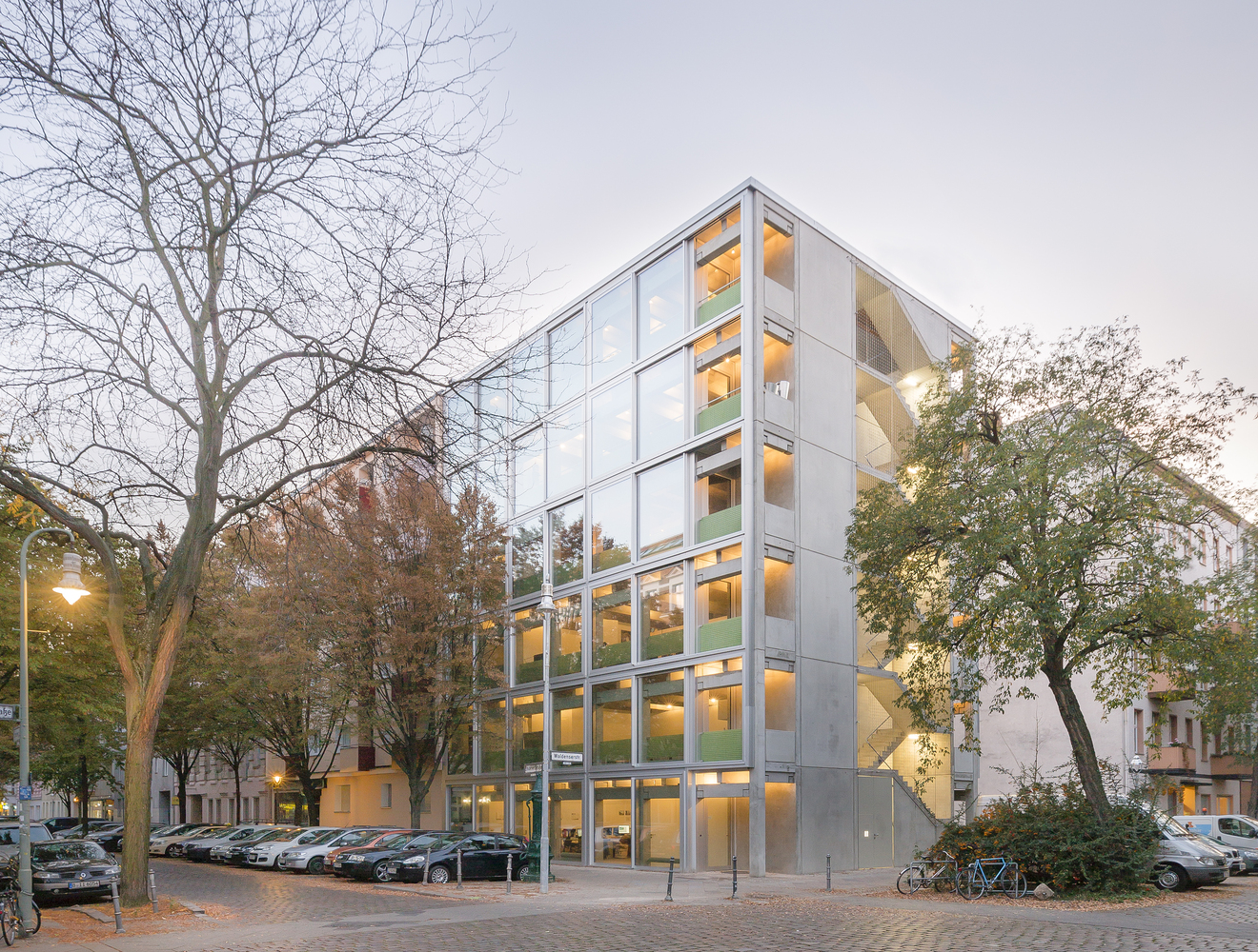 一方面,工业预制件为串联结构技术提供了一系列优势,例如节约成本、缩短工期,从而控制住房建造成本的增加。与人们固有认识所不同,串联结构本身即暗示了住宅单元的标准化。与此同时,Wohnregal 项目还提供了各色各样的居住及办公空间,用以满足日益多样化的都市生活方式。