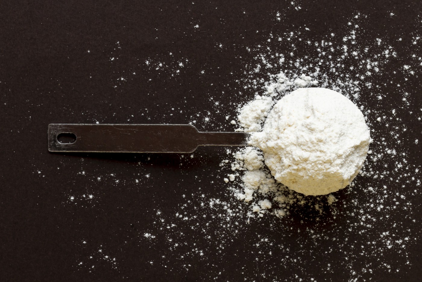 勺子中的面粉团图片