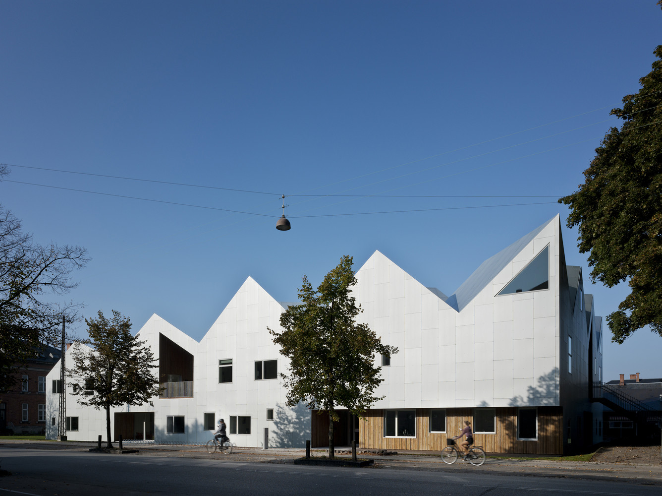 位于哥本哈根的癌症防治与康复中心被设计成一座标志性建筑,它能让人们了解癌症,避免人们对癌症病人有轻蔑的想法。中心的设计将多座小房子融合成一座建筑,为现代化的康复设施提供了所需的空间,同时每座房子又不失令人舒适的规模。状如日本艺术折纸的高高的屋顶将不同的房子连接起来,赋予这座建筑鲜明的特征。